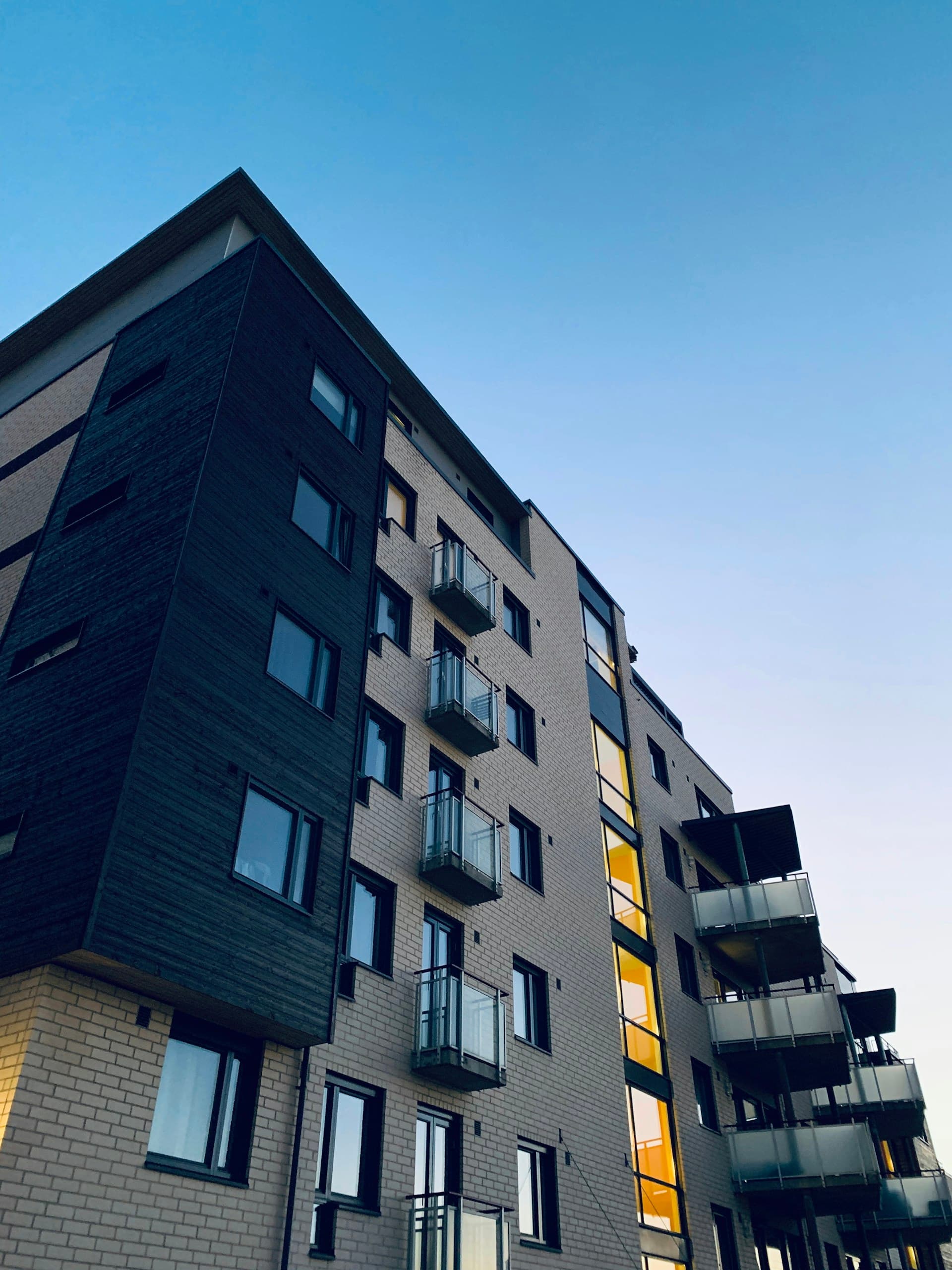Modernes Mehrfamilienhaus – Toni Hausmeisterservice